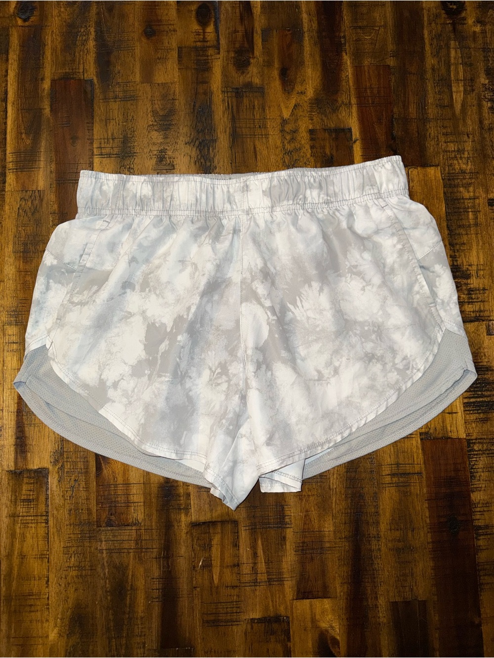 🍒Athletic Works women's Sz S 4/6 light gray/white watercolor running shorts fun